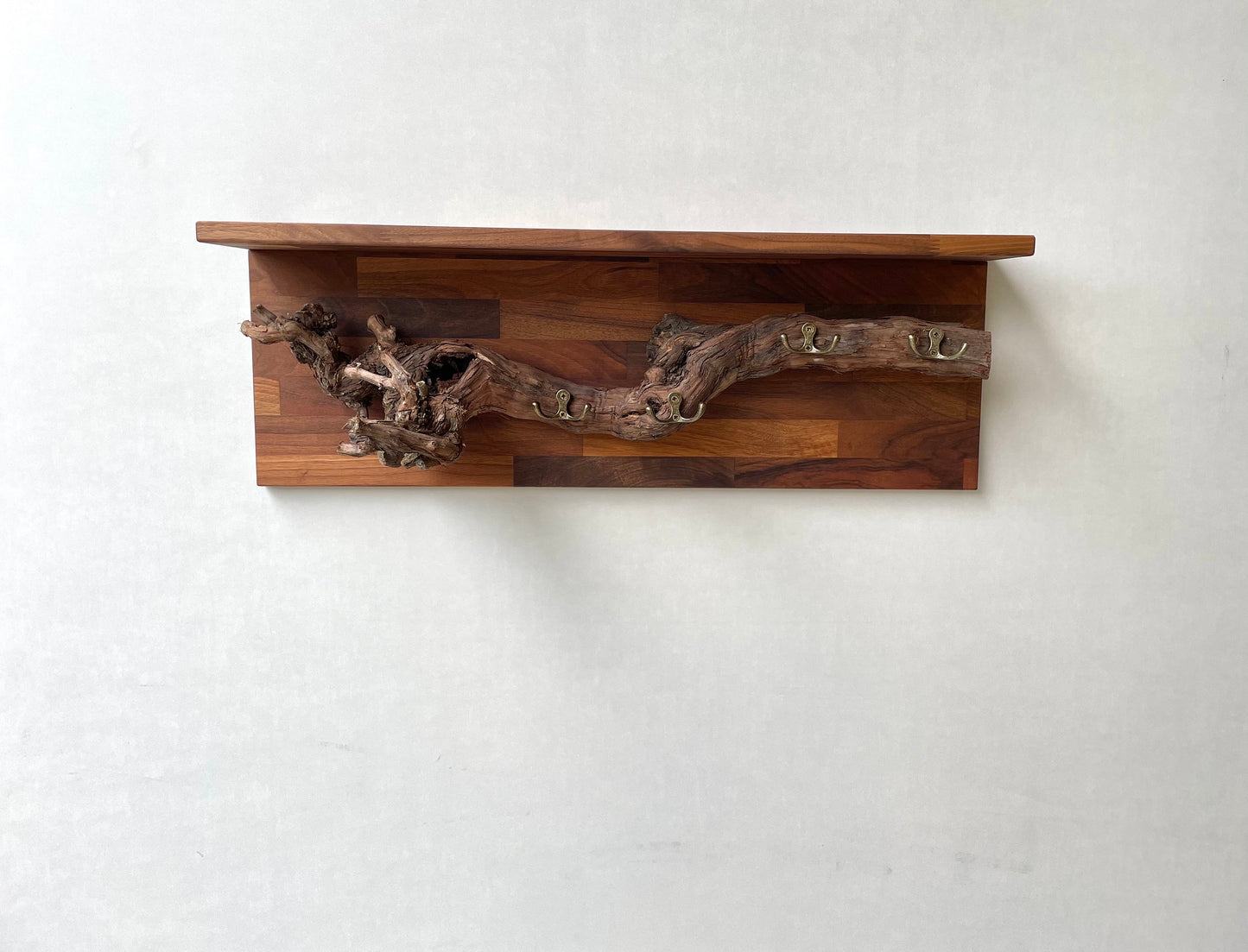 Rustikale Garderobe aus Nussbaumholz Mit Ablage Weinrebe Hängend Wandbefestigung Wandgarderobe Massivholz Garderobe aus Massivholz