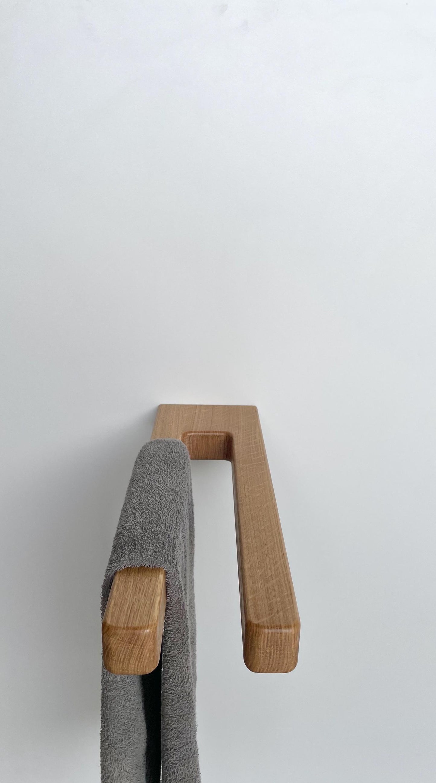 Schlichter Handtuchhalter mit kleiner Ablage aus Massivholz Eiche / Wandmontage / hängender Handtuchhalter für Bad und Küche