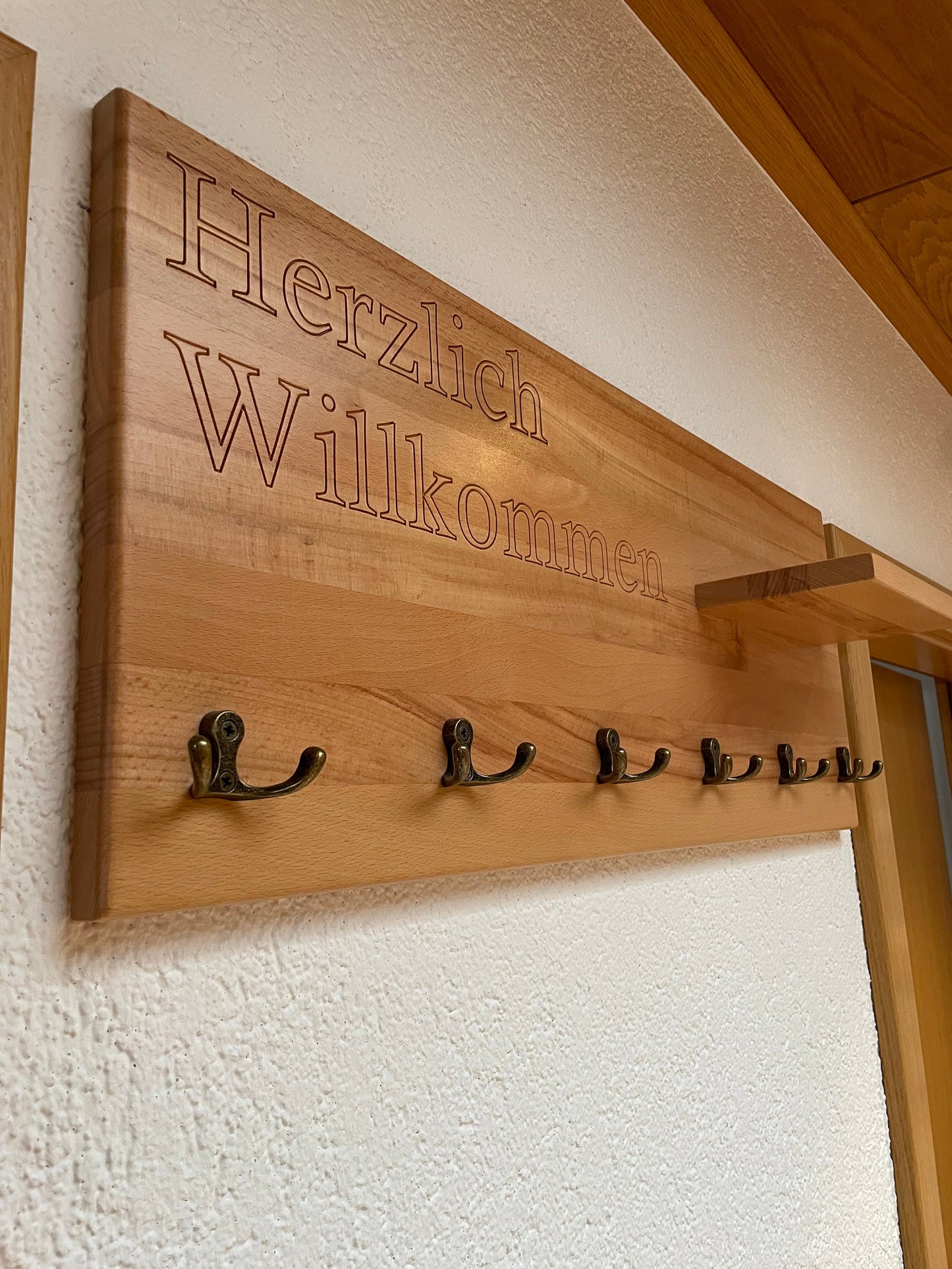 Garderobe mit „Herzlich Willkommen“ Garderobe mit Aufschrift aus lackiertem Buchenholz / Wandgarderobe / Jackenhalter / Personalisierbar