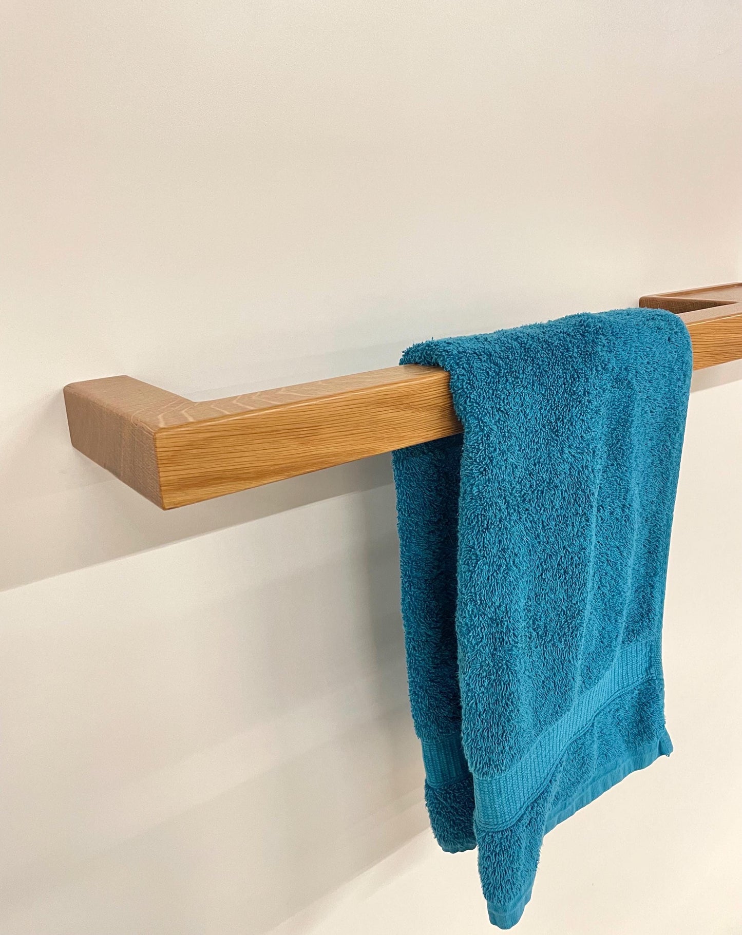 Eichenholz Handtuchhalter für Bad, Küche, WC / Ablage aus Holz lackiert / Tuchstange Holz / Massivholz Ablage BAD / Tuchhalter aus Nussholz