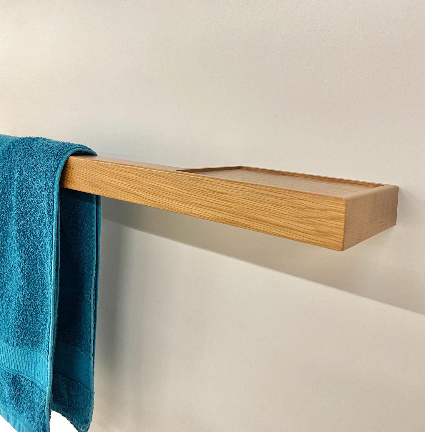 Eichenholz Handtuchhalter für Bad, Küche, WC / Ablage aus Holz lackiert / Tuchstange Holz / Massivholz Ablage BAD / Tuchhalter aus Nussholz