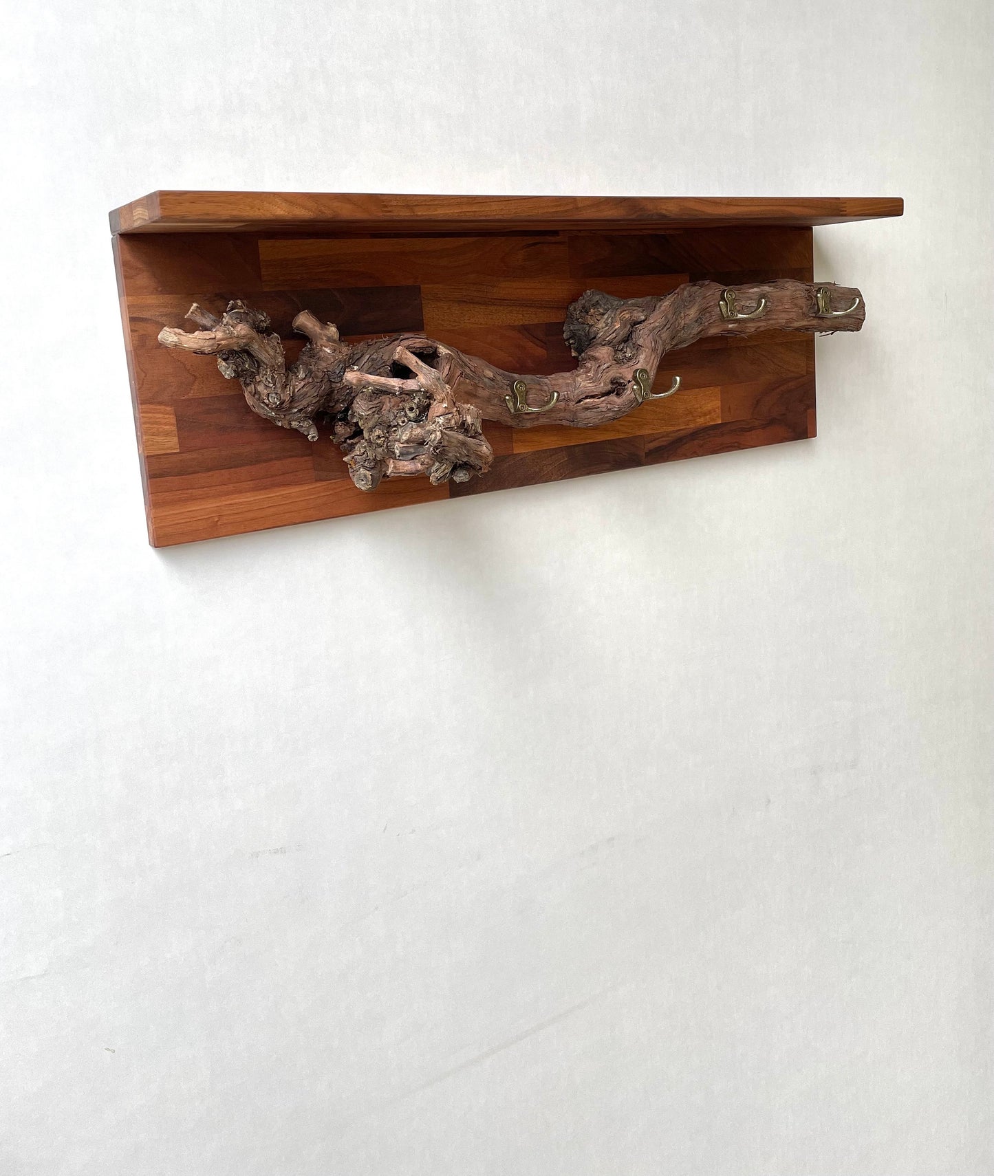 Rustikale Garderobe aus Nussbaumholz Mit Ablage Weinrebe Hängend Wandbefestigung Wandgarderobe Massivholz Garderobe aus Massivholz