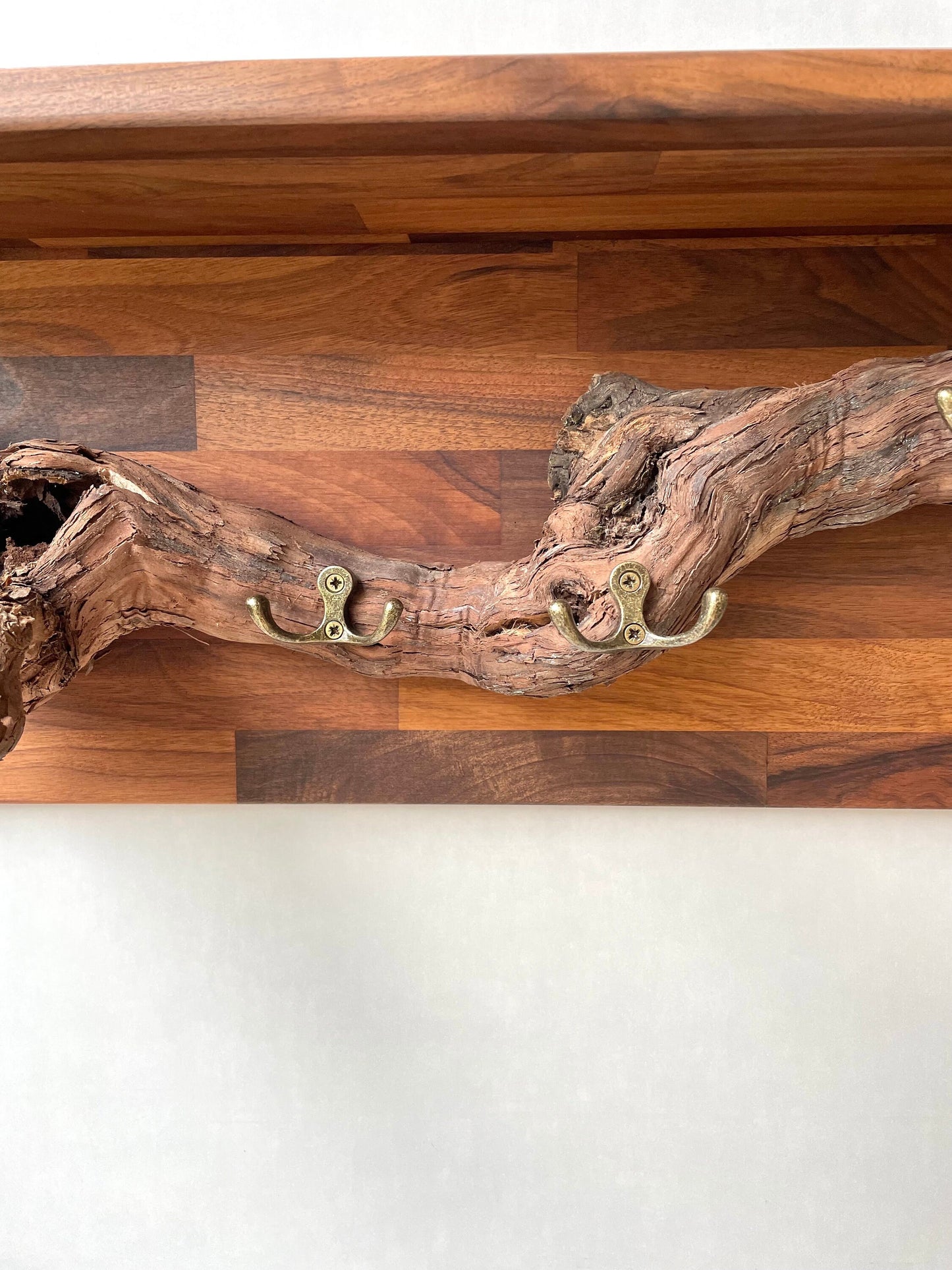 Rustikale Garderobe aus Nussbaumholz Mit Ablage Weinrebe Hängend Wandbefestigung Wandgarderobe Massivholz Garderobe aus Massivholz