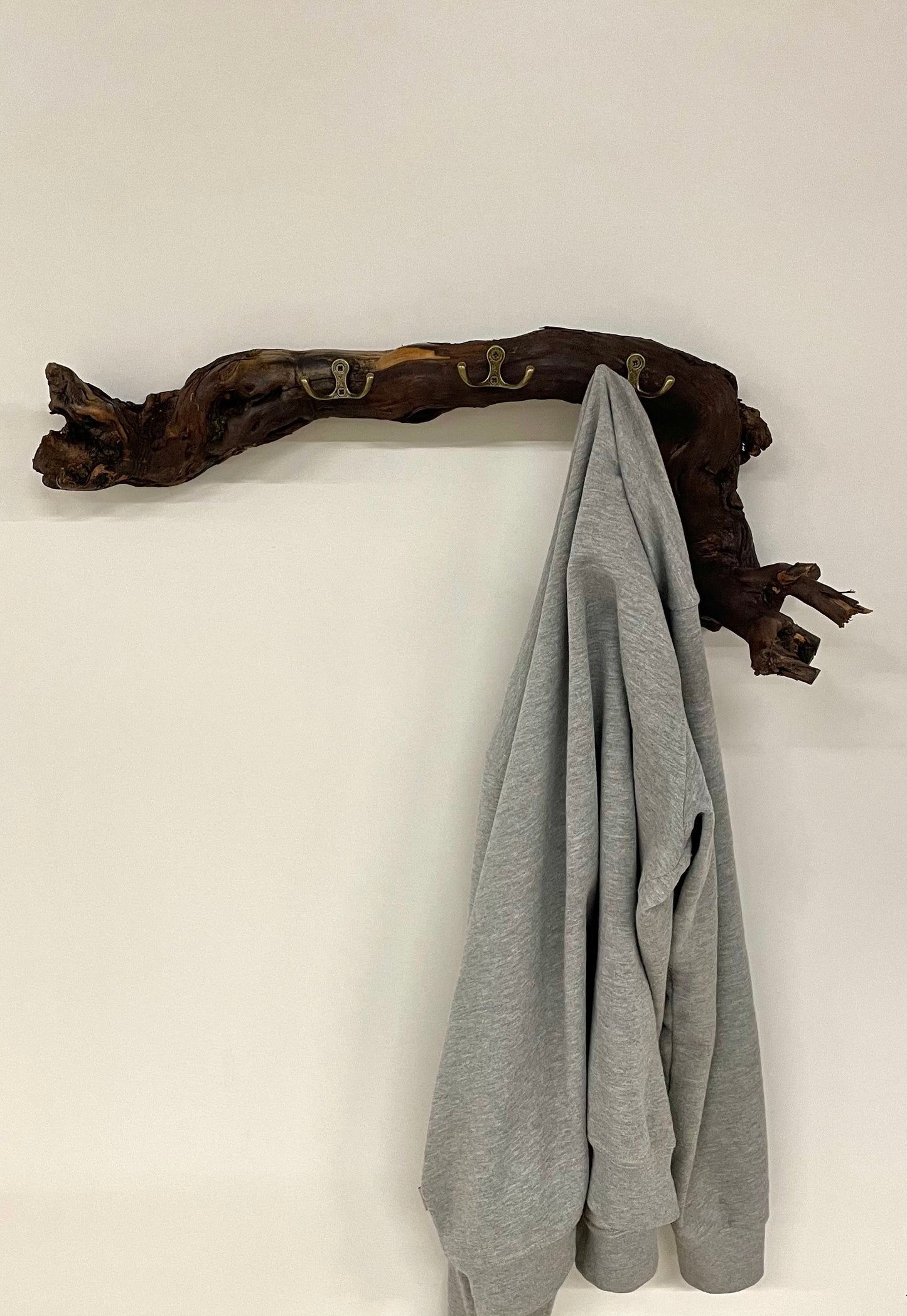 Jackenhalter aus einer Weinrebe Lackiert / Garderobe / Rustikaler Jackenhalter / Rustikale Garderobe / Garderobe aus einem Rebstock