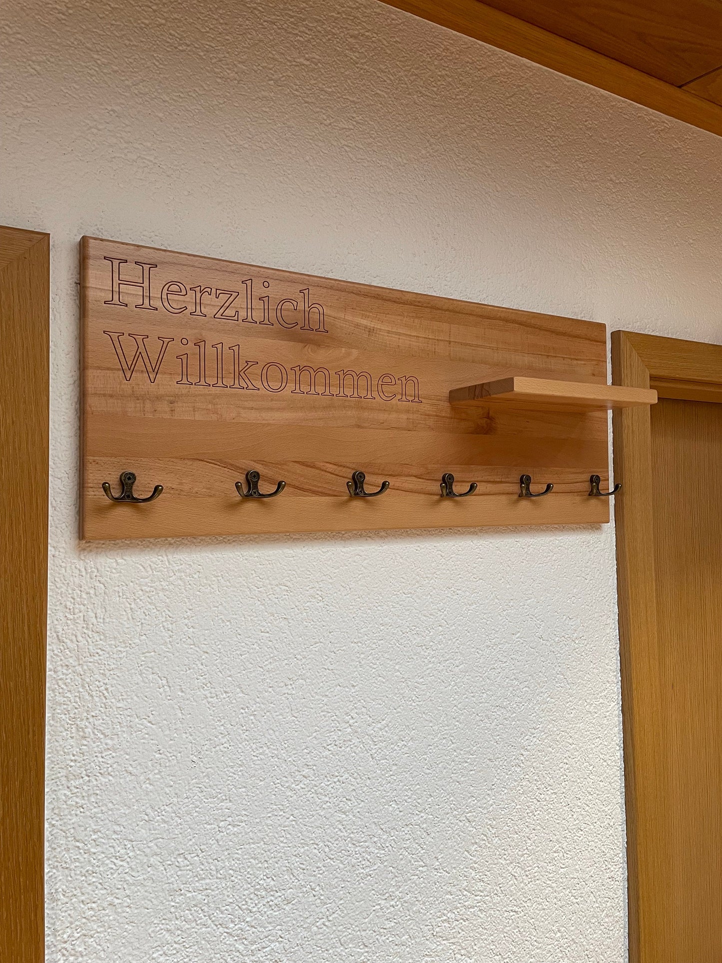 Garderobe mit „Herzlich Willkommen“ Garderobe mit Aufschrift aus lackiertem Buchenholz / Wandgarderobe / Jackenhalter / Personalisierbar