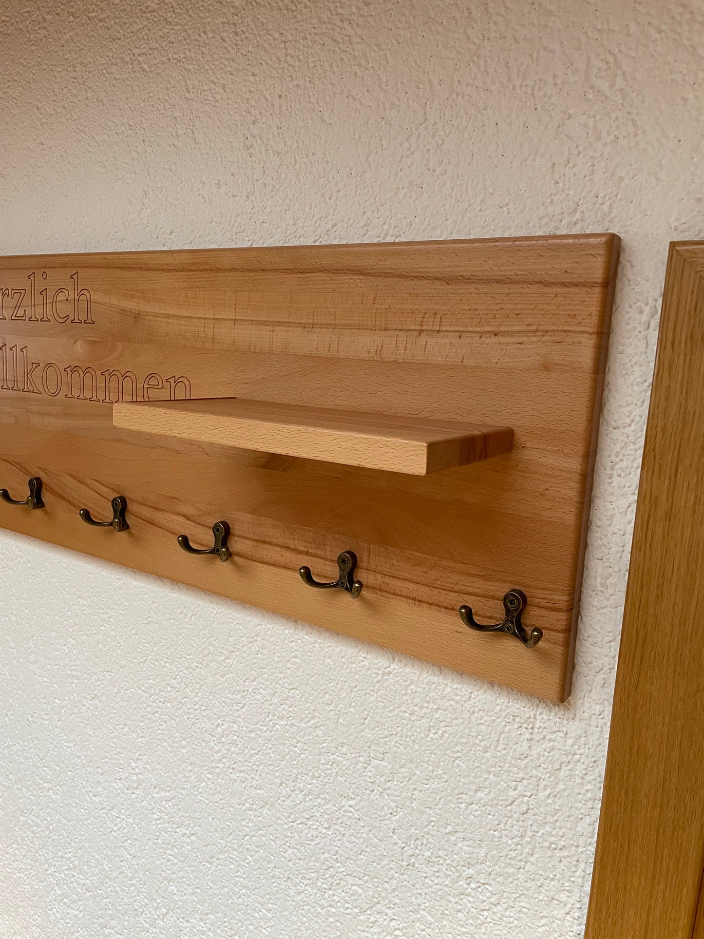 Garderobe mit „Herzlich Willkommen“ Garderobe mit Aufschrift aus lackiertem Buchenholz / Wandgarderobe / Jackenhalter / Personalisierbar