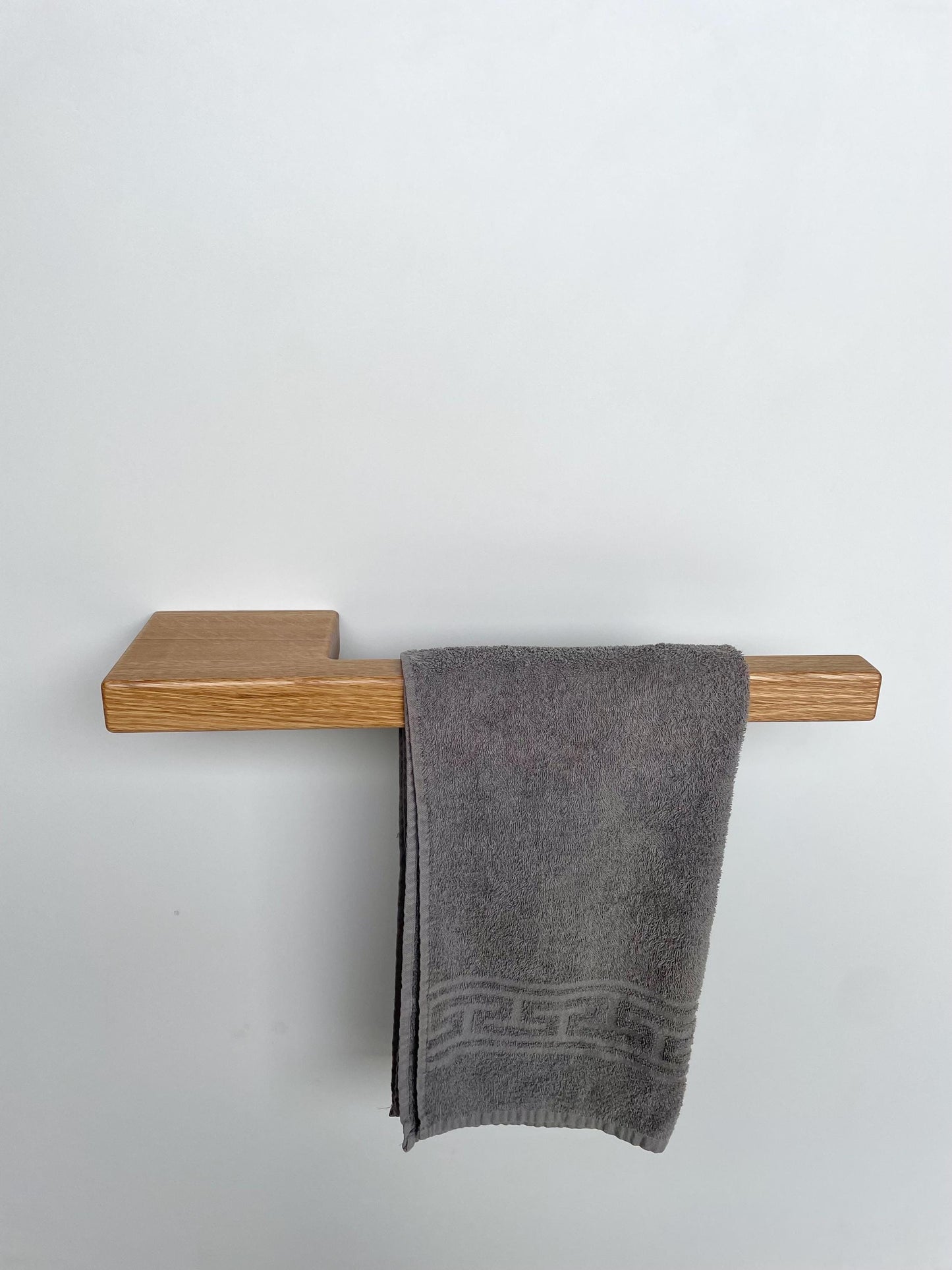 Schlichter Handtuchhalter mit kleiner Ablage aus Massivholz Eiche / Wandmontage / hängender Handtuchhalter für Bad und Küche