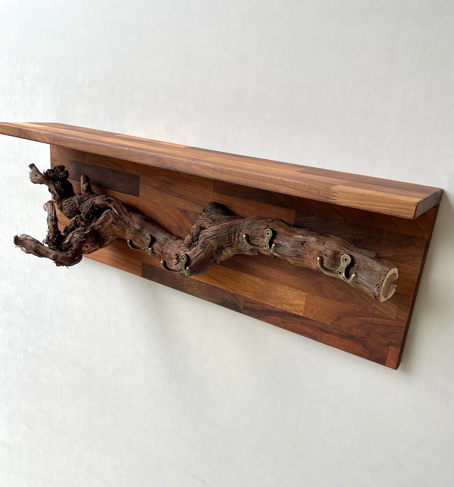 Rustikale Garderobe aus Nussbaumholz Mit Ablage Weinrebe Hängend Wandbefestigung Wandgarderobe Massivholz Garderobe aus Massivholz