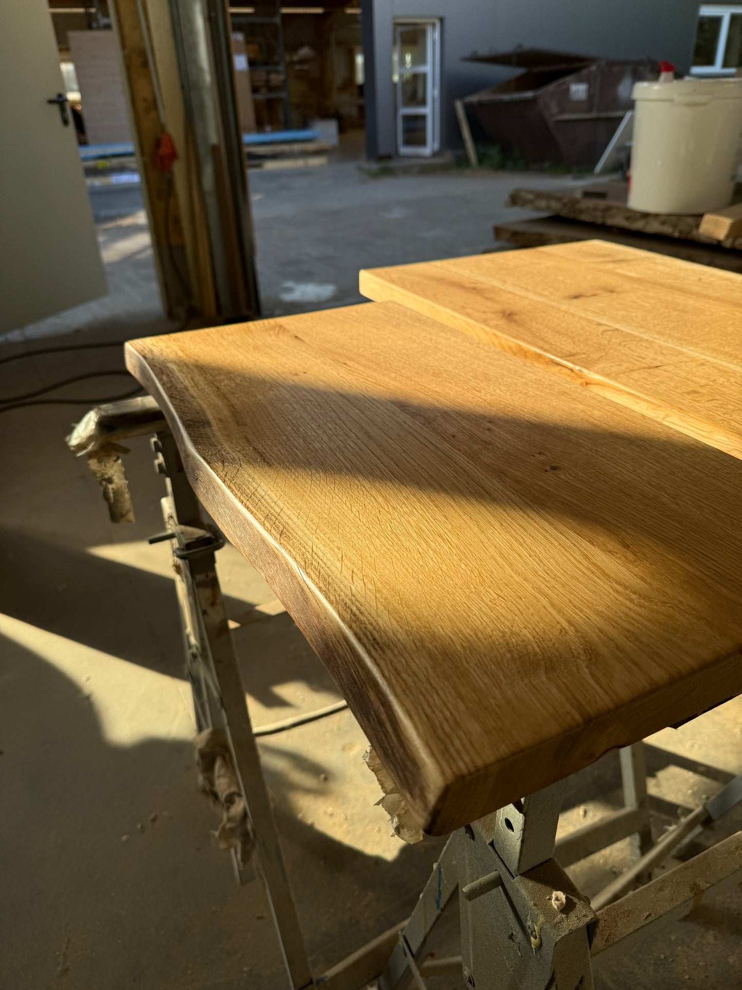 Premium schwebender Waschtisch aus Eiche | Natürliche Waldkante | Badezimmer Holzplatte | Lackierte Oberfläche | Massivholz Waschtisch