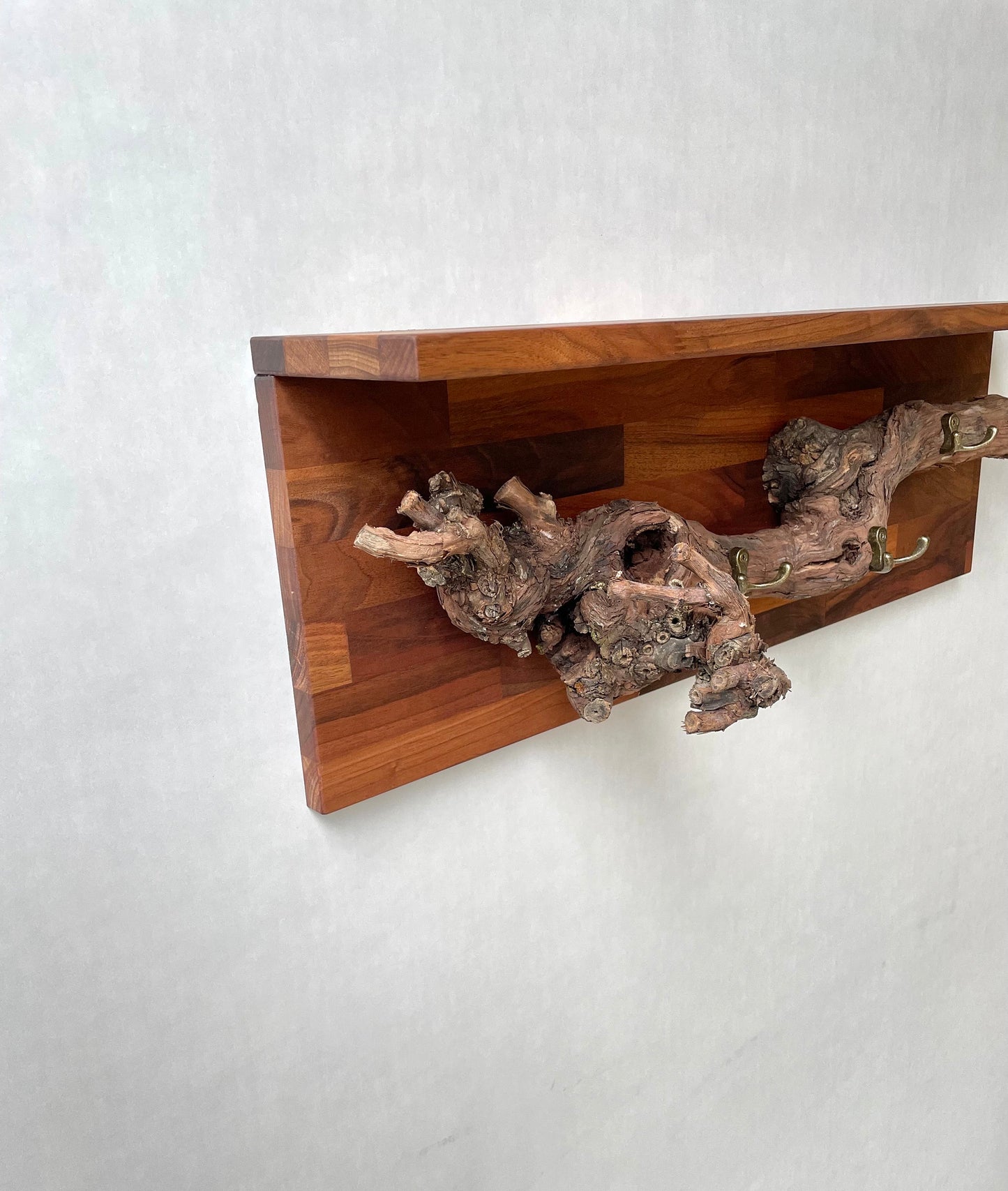 Rustikale Garderobe aus Nussbaumholz Mit Ablage Weinrebe Hängend Wandbefestigung Wandgarderobe Massivholz Garderobe aus Massivholz