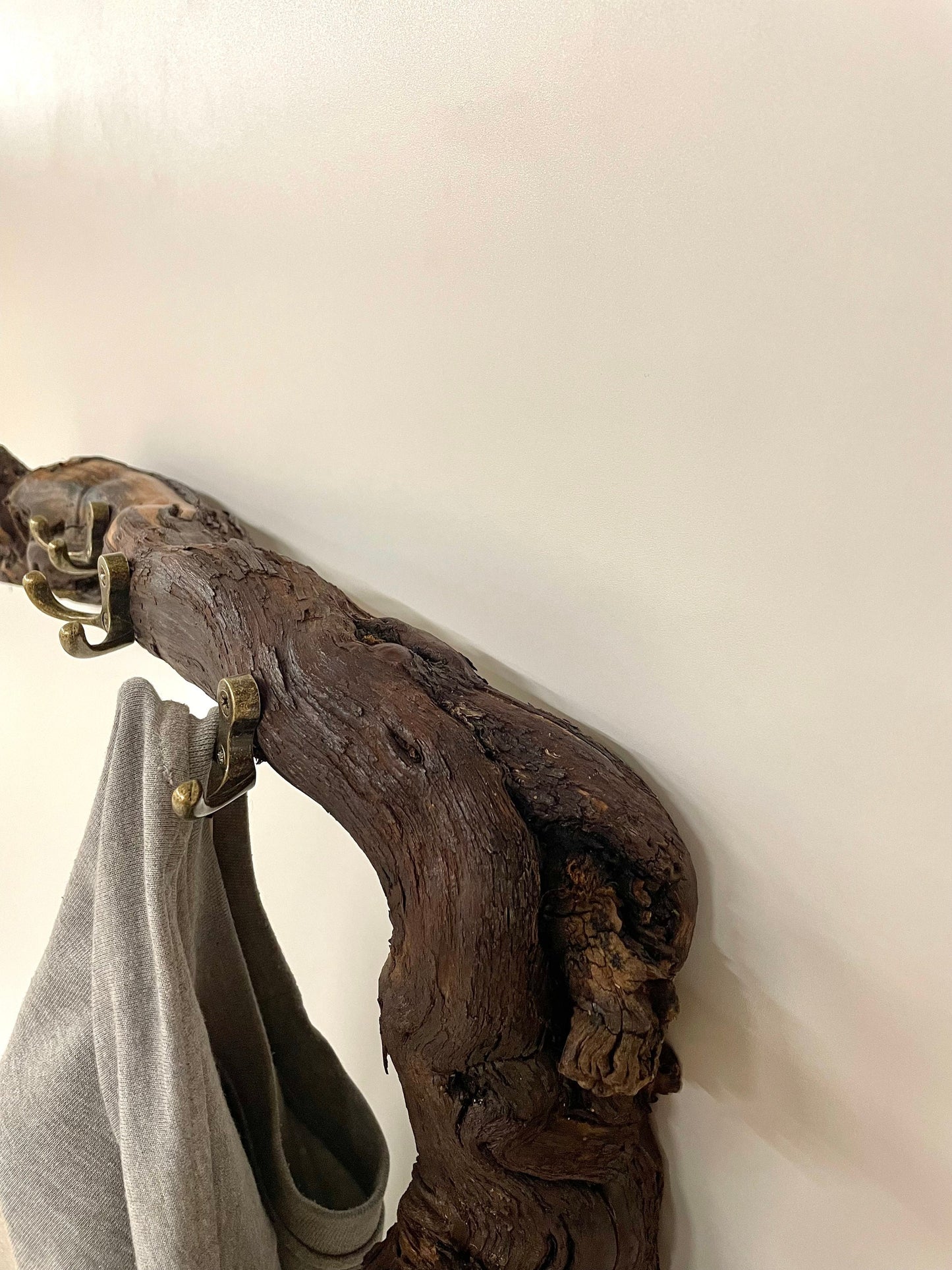 Jackenhalter aus einer Weinrebe Lackiert / Garderobe / Rustikaler Jackenhalter / Rustikale Garderobe / Garderobe aus einem Rebstock
