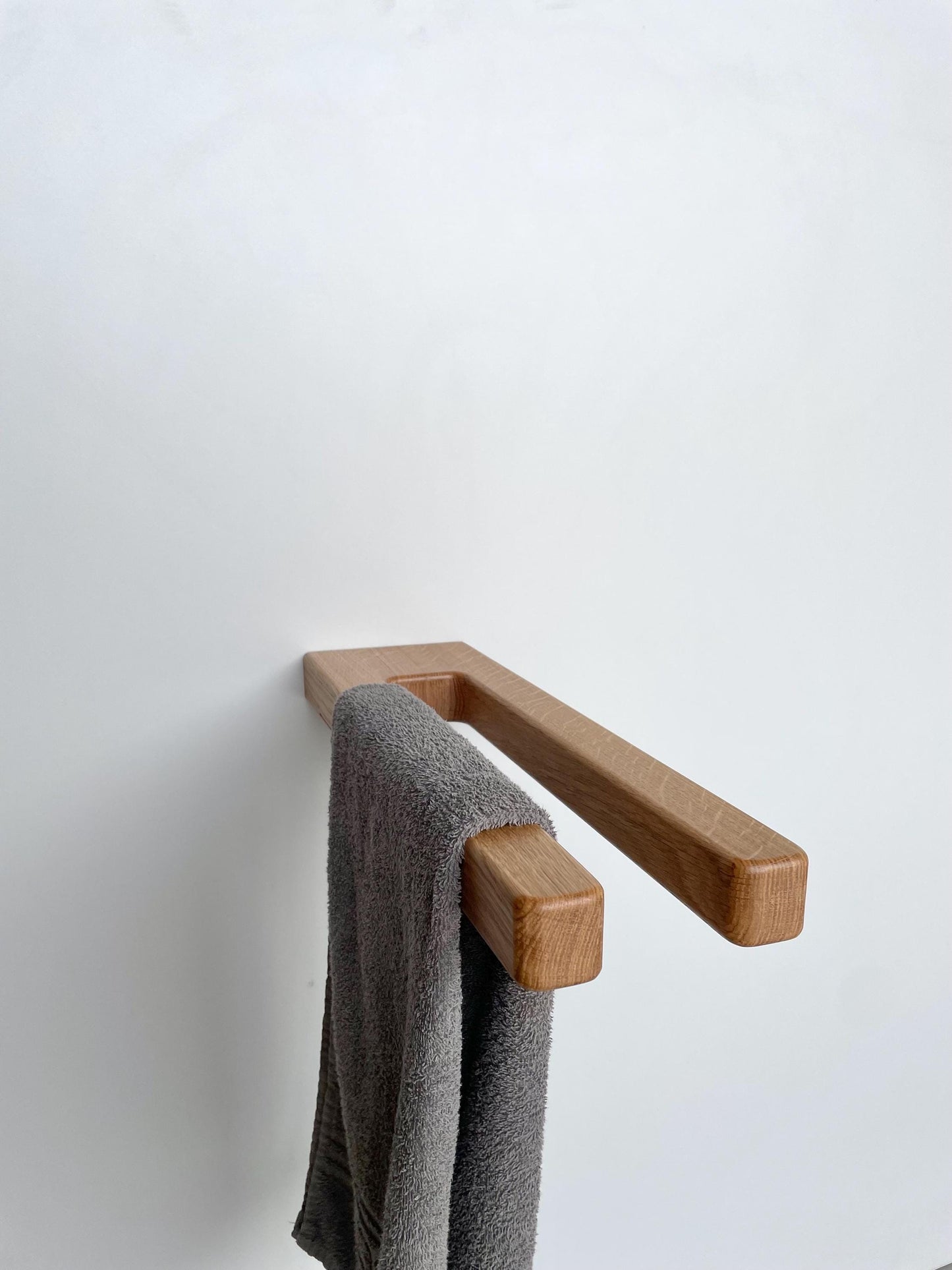 Schlichter Handtuchhalter mit kleiner Ablage aus Massivholz Eiche / Wandmontage / hängender Handtuchhalter für Bad und Küche