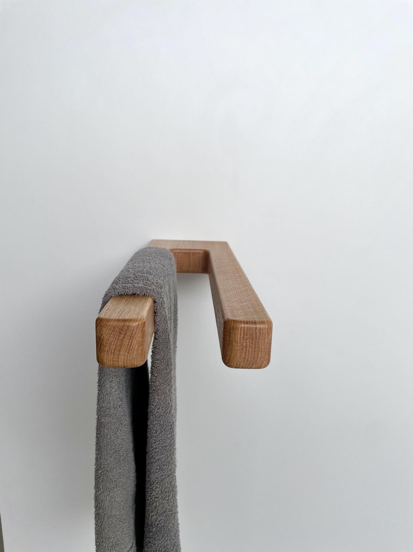 Schlichter Handtuchhalter mit kleiner Ablage aus Massivholz Eiche / Wandmontage / hängender Handtuchhalter für Bad und Küche