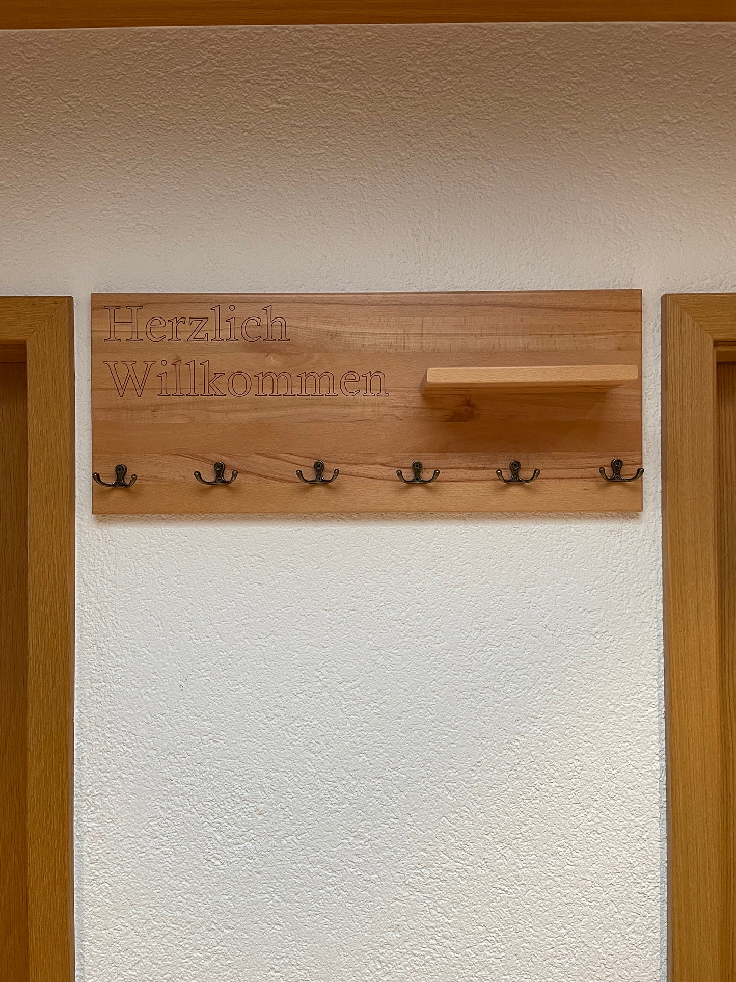 Garderobe mit „Herzlich Willkommen“ Garderobe mit Aufschrift aus lackiertem Buchenholz / Wandgarderobe / Jackenhalter / Personalisierbar
