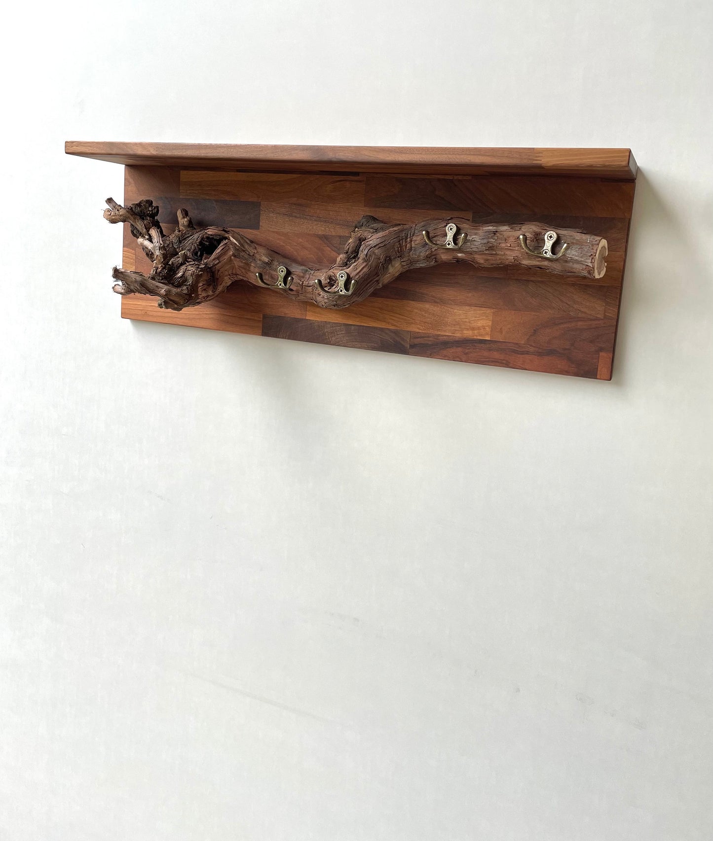 Rustikale Garderobe aus Nussbaumholz Mit Ablage Weinrebe Hängend Wandbefestigung Wandgarderobe Massivholz Garderobe aus Massivholz