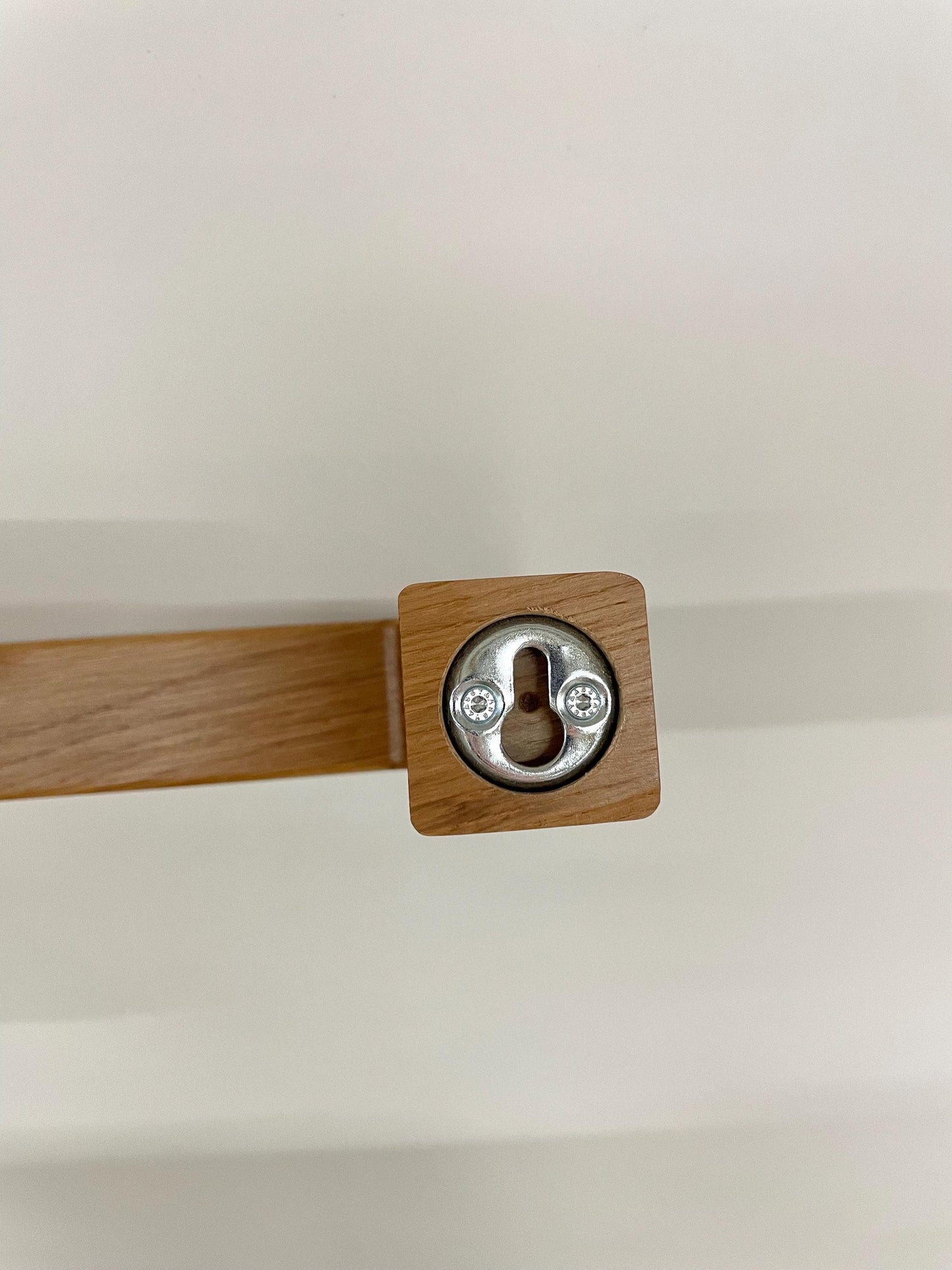 Eichenholz Handtuchhalter für Bad, Küche, WC / Ablage aus Holz lackiert / Tuchstange Holz / Massivholz Ablage BAD / Tuchhalter aus Nussholz