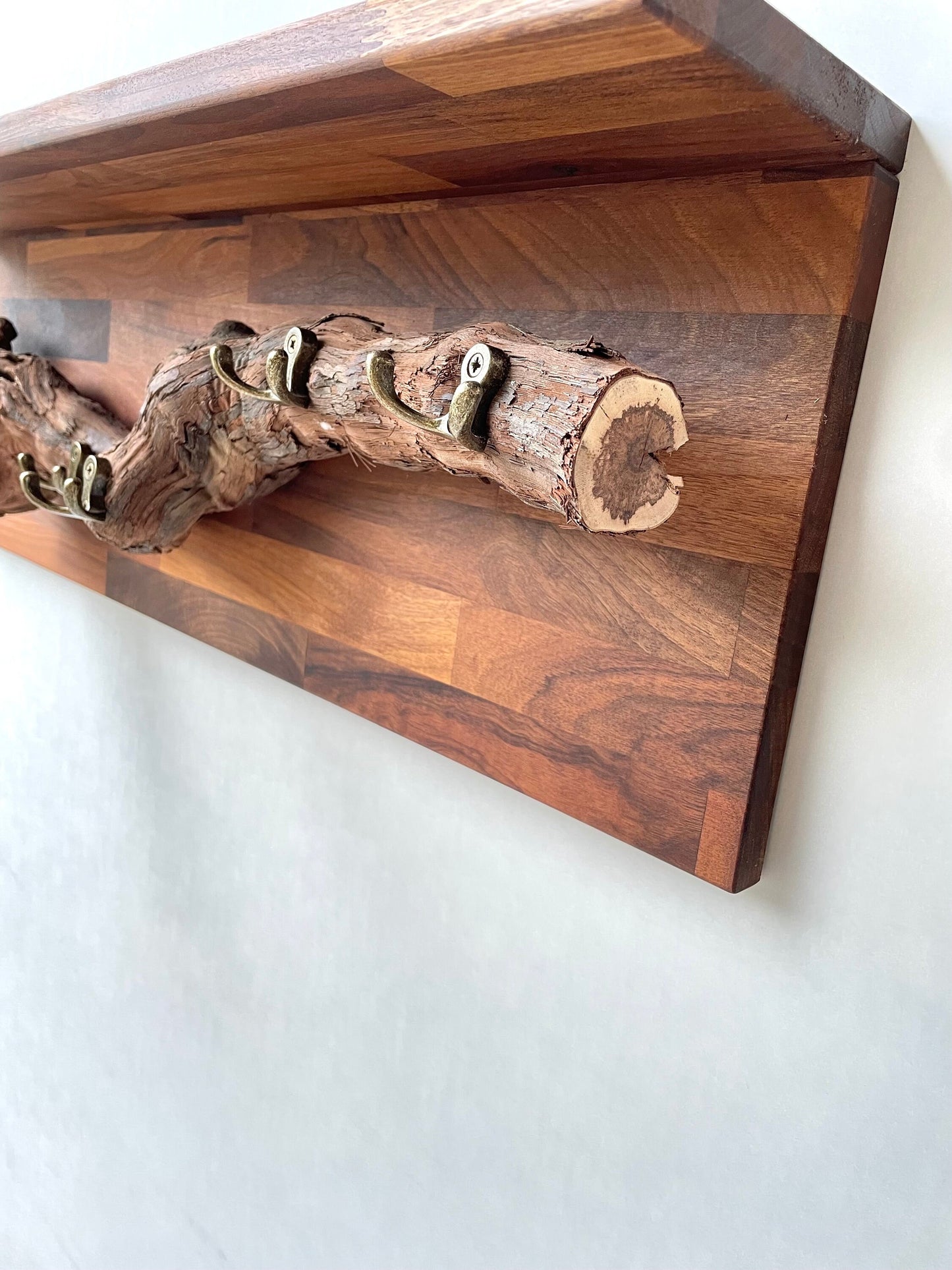 Rustikale Garderobe aus Nussbaumholz Mit Ablage Weinrebe Hängend Wandbefestigung Wandgarderobe Massivholz Garderobe aus Massivholz