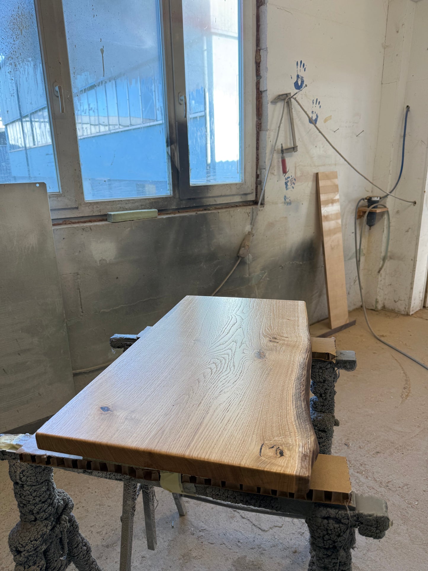 Premium schwebender Waschtisch aus Eiche | Natürliche Waldkante | Badezimmer Holzplatte | Lackierte Oberfläche | Massivholz Waschtisch