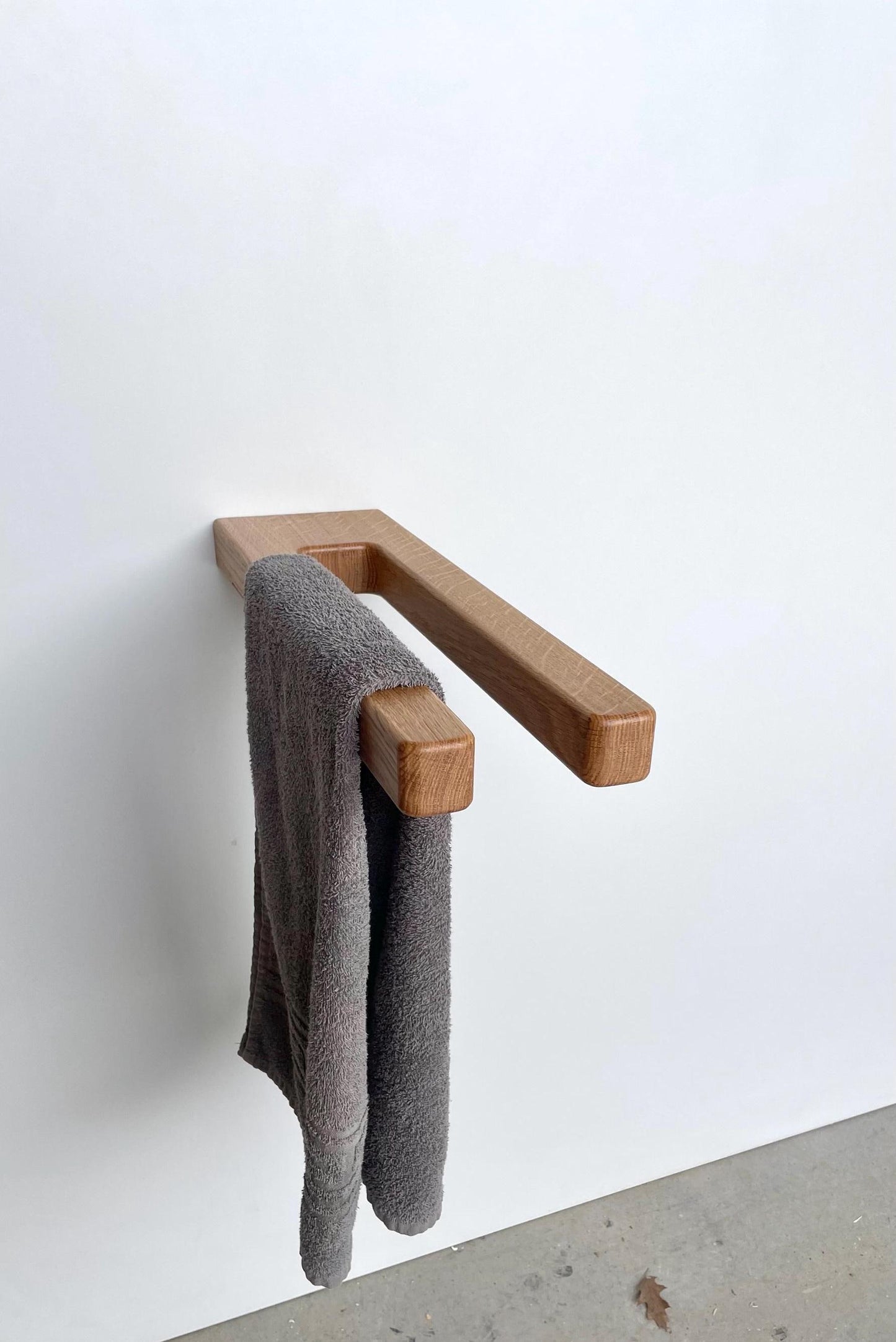 Schlichter Handtuchhalter mit kleiner Ablage aus Massivholz Eiche / Wandmontage / hängender Handtuchhalter für Bad und Küche