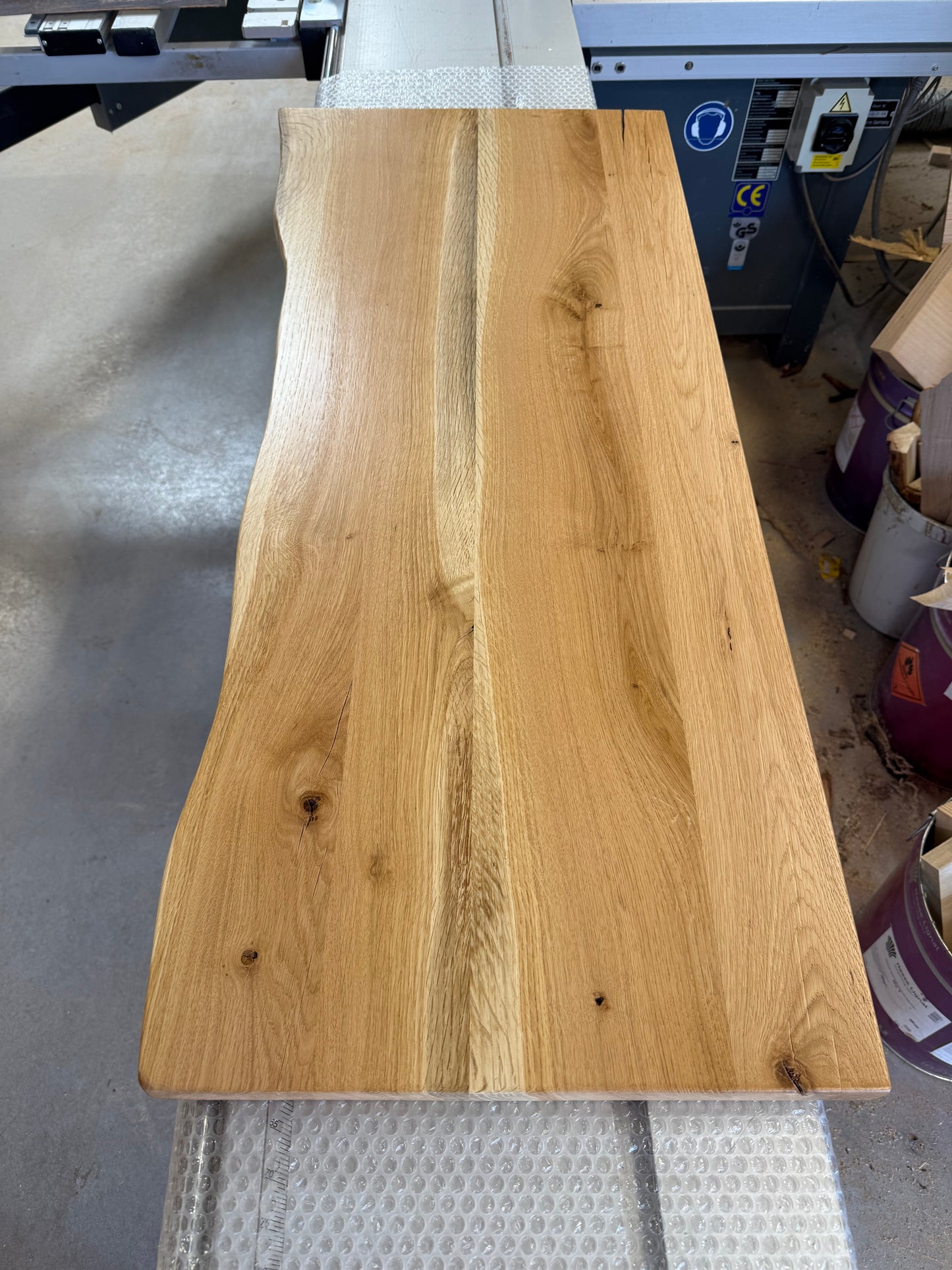 Premium schwebender Waschtisch aus Eiche | Natürliche Waldkante | Badezimmer Holzplatte | Lackierte Oberfläche | Massivholz Waschtisch