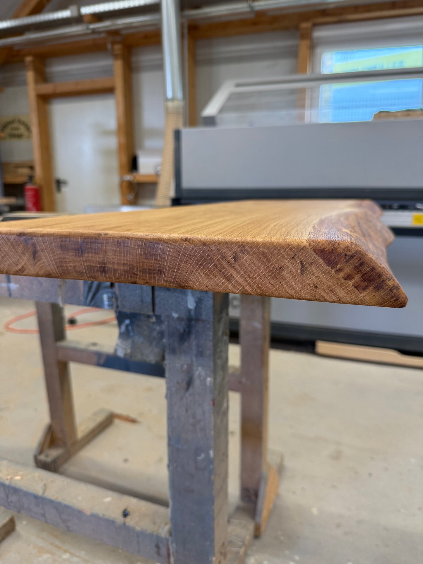 Waschtischplatten Eichenholz - Massivholzplatte mit rustikaler Kante - Waldkante Naturholzbrett hell - Eichenholz geölt - Sideboardablage