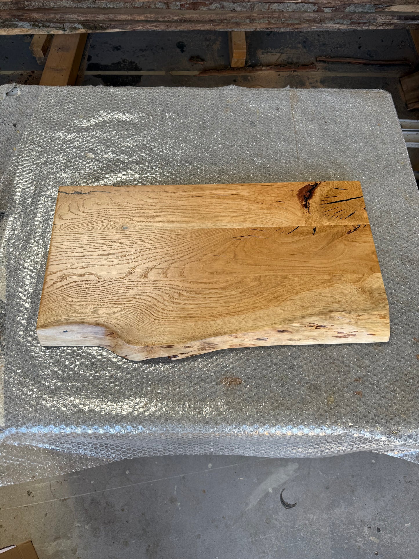 Hochwertiger schwebender Waschtisch aus Eiche | Natürliche Waldkante | Badezimmer Holzplatte | Lackierte Oberfläche | Massivholz Waschtisch | Inkl. Halterung