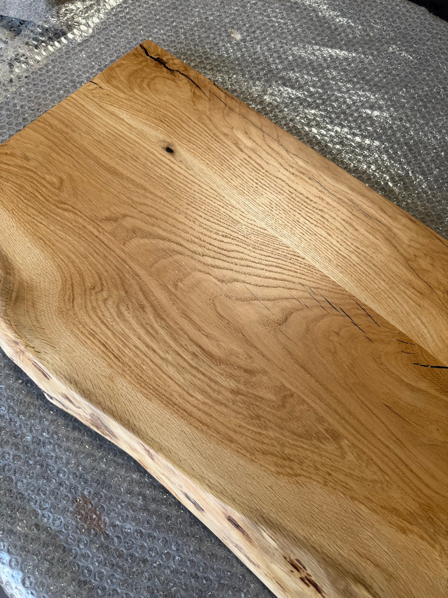 Hochwertiger schwebender Waschtisch aus Eiche | Natürliche Waldkante | Badezimmer Holzplatte | Lackierte Oberfläche | Massivholz Waschtisch | Inkl. Halterung