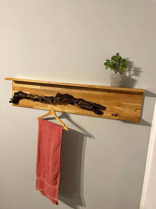 Wandgarderobe aus Eichenholz mit rustikaler Weinrebe / Wandgarderobe / Rustikale Garderobe / Jackenhalter / Garderobe aus Holz / Flurmöbel