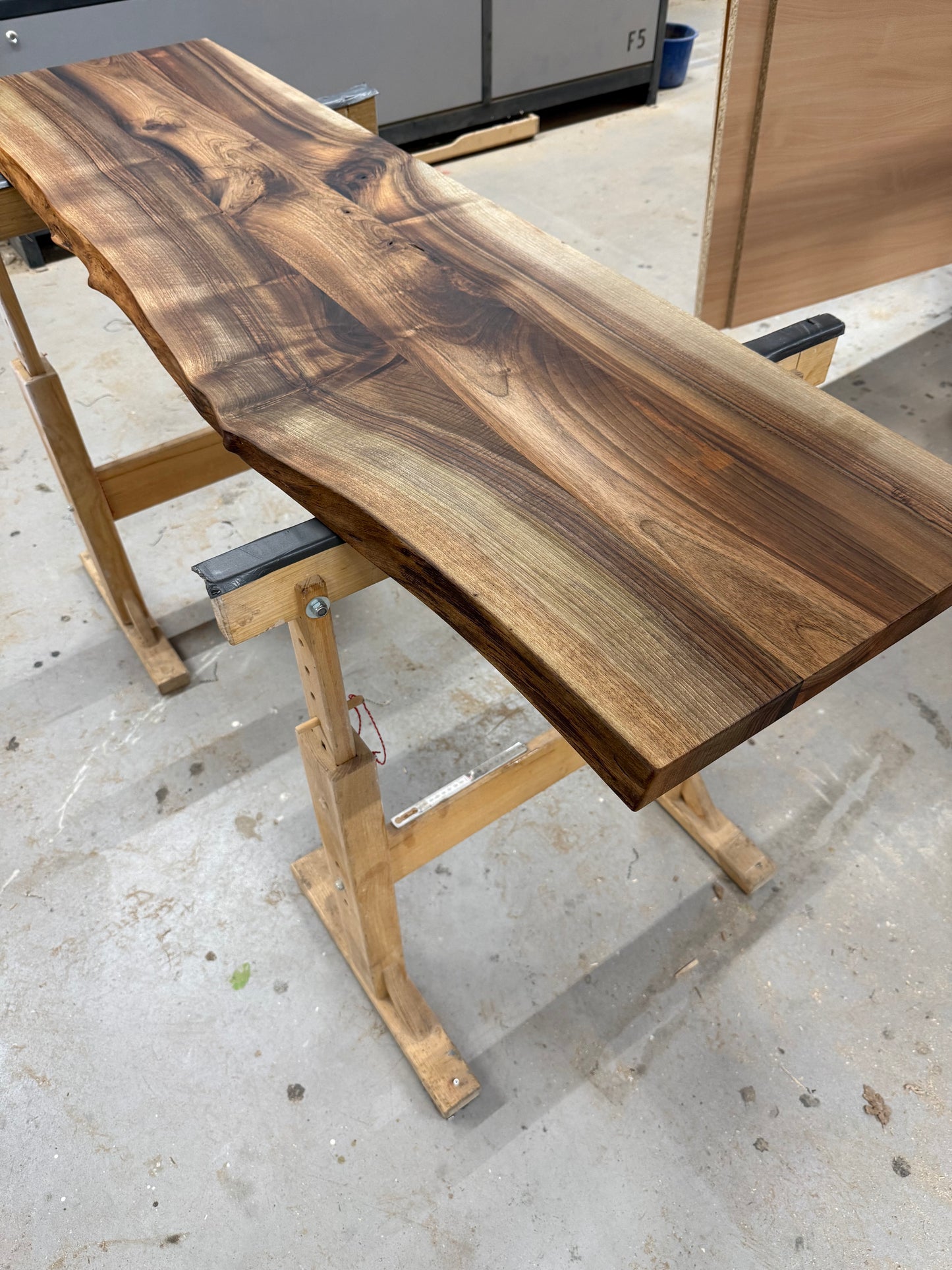 Waschtischplatte - Regalbrett aus Nussbaumholz - Massivholzregal