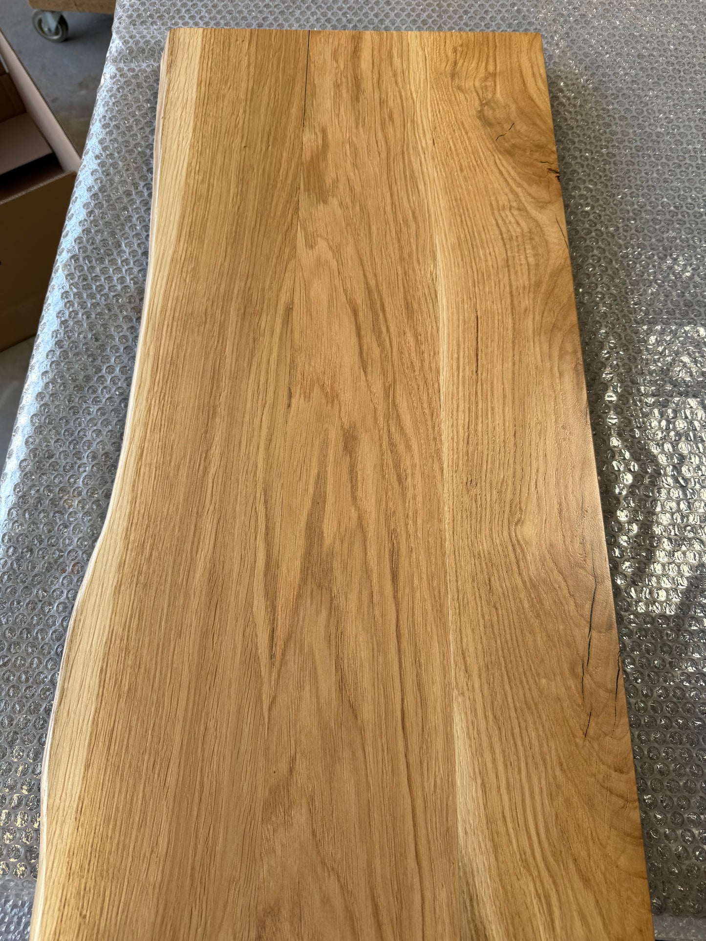 Hochwertiger schwebender Waschtisch aus Eiche | Natürliche Waldkante | Badezimmer Holzplatte | Lackierte Oberfläche | Massivholz Waschtisch | Inkl. Halterung