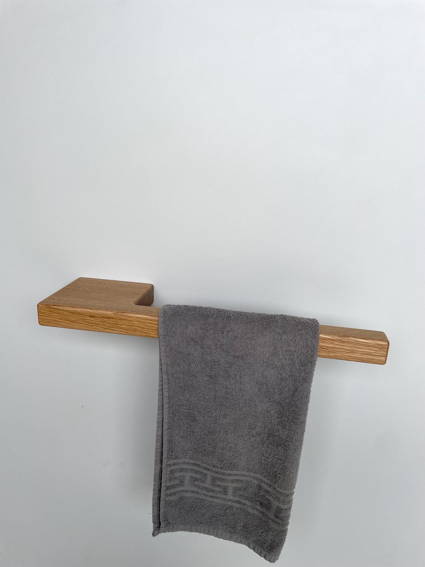 Schlichter Handtuchhalter mit kleiner Ablage aus Massivholz Eiche / Wandmontage / hängender Handtuchhalter für Bad und Küche