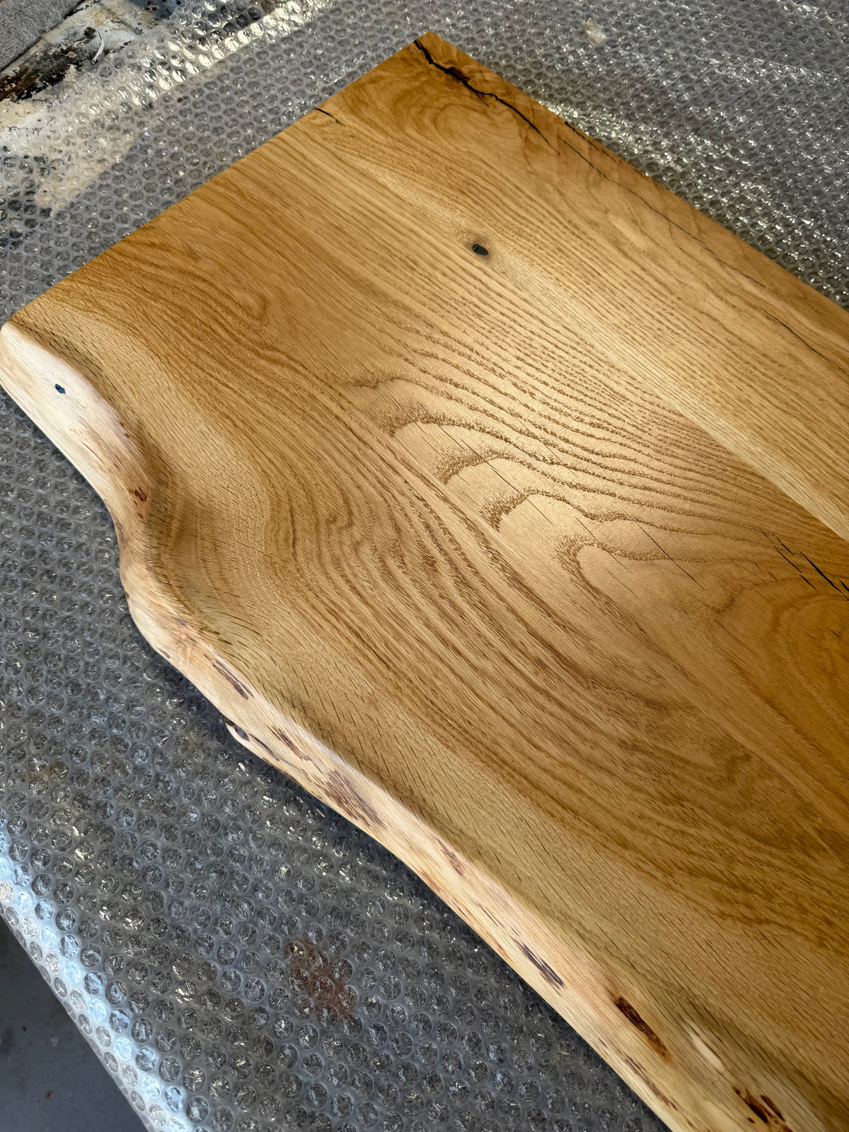Premium schwebender Waschtisch aus Eiche | Natürliche Waldkante | Badezimmer Holzplatte | Lackierte Oberfläche | Massivholz Waschtisch