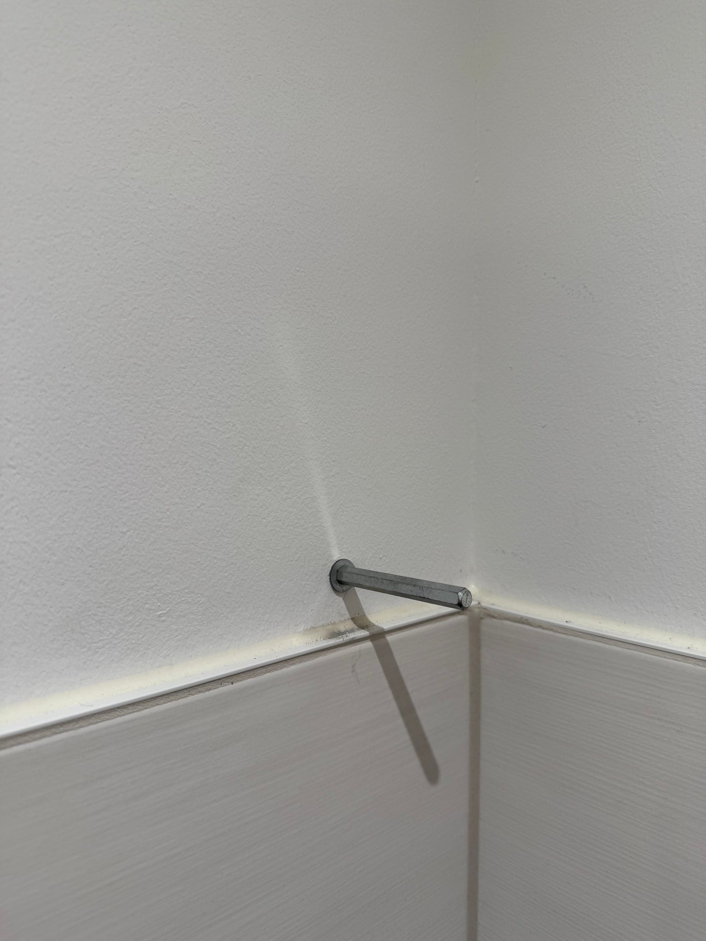 Regalbrett mit Waldkante - Eichenholz geölt - Regal aus Massivholz - unsichtbare Wandhalterung