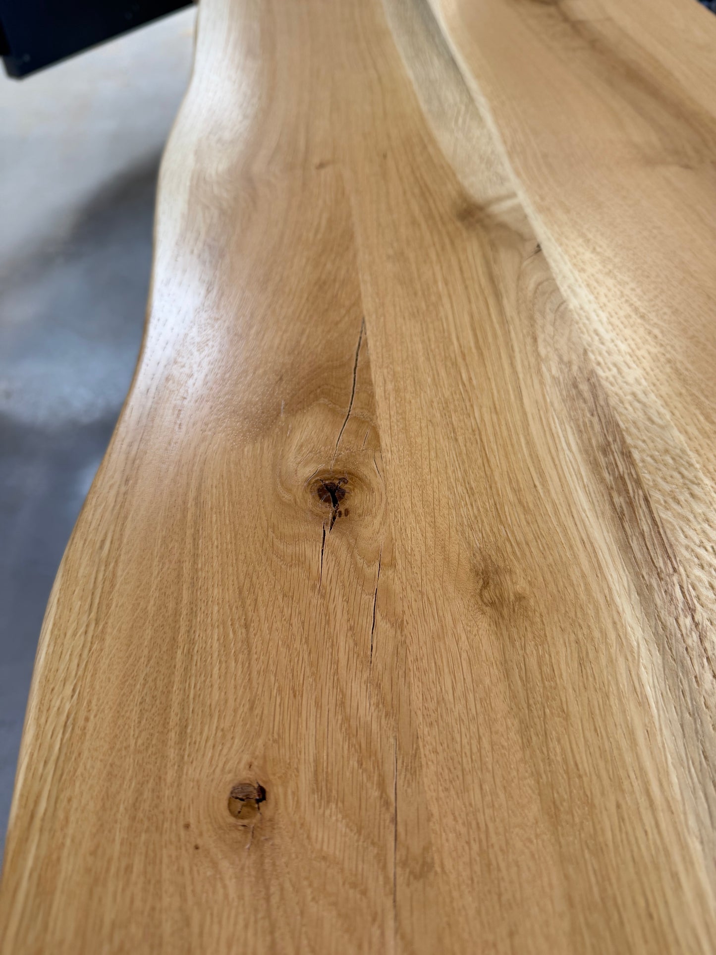 Premium schwebender Waschtisch aus Eiche | Natürliche Waldkante | Badezimmer Holzplatte | Lackierte Oberfläche | Massivholz Waschtisch