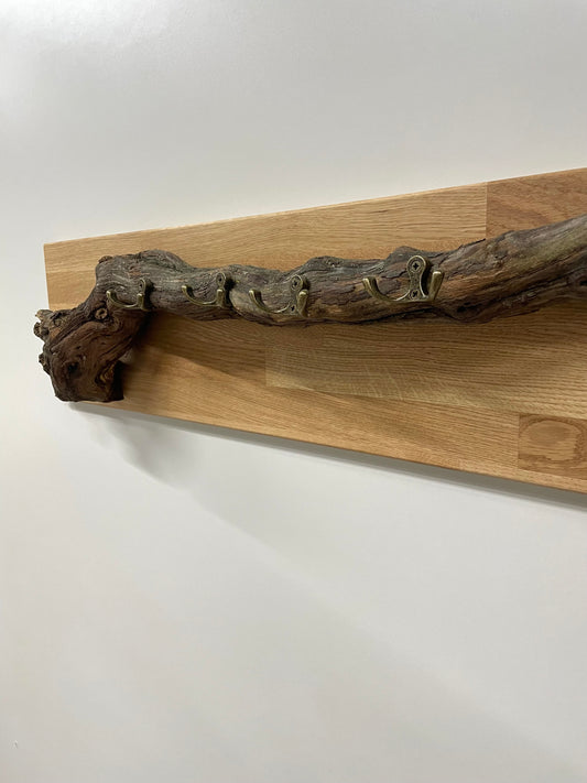 Wandjackenhalter aus Eichenholz inkl. Weinrebe / Garderobe / Rustikaler Jackenhalter / Rustikale Garderobe / Garderobe aus einem Rebstock