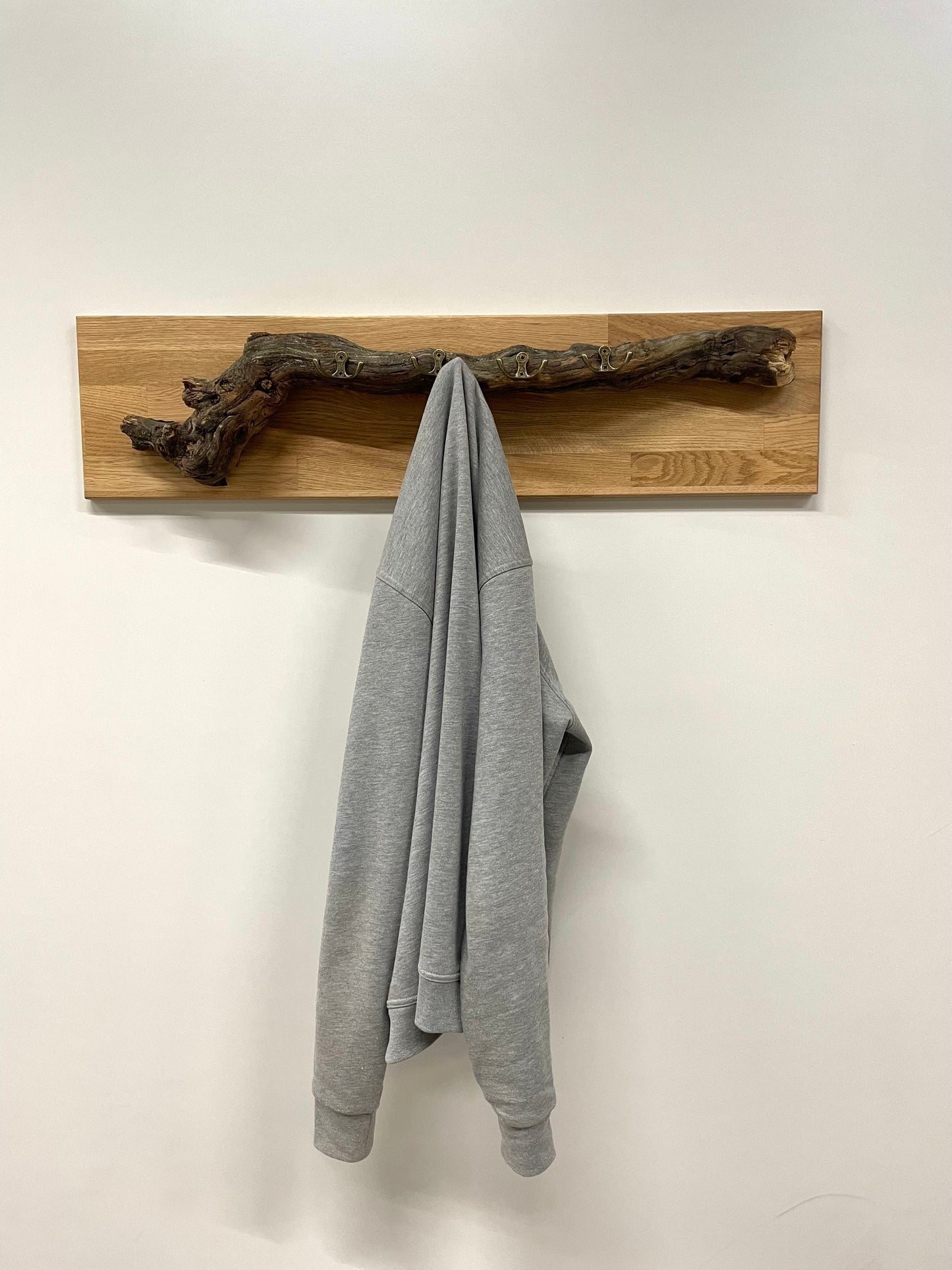 Wandjackenhalter aus Eichenholz inkl. Weinrebe / Garderobe / Rustikaler Jackenhalter / Rustikale Garderobe / Garderobe aus einem Rebstock