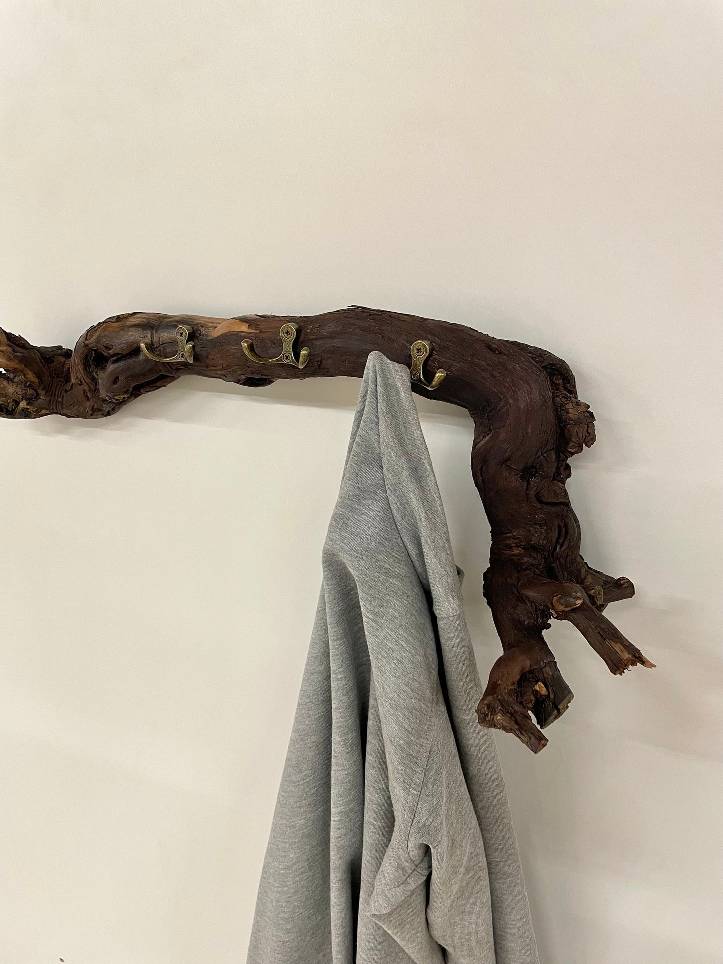 Jackenhalter aus einer Weinrebe Lackiert / Garderobe / Rustikaler Jackenhalter / Rustikale Garderobe / Garderobe aus einem Rebstock