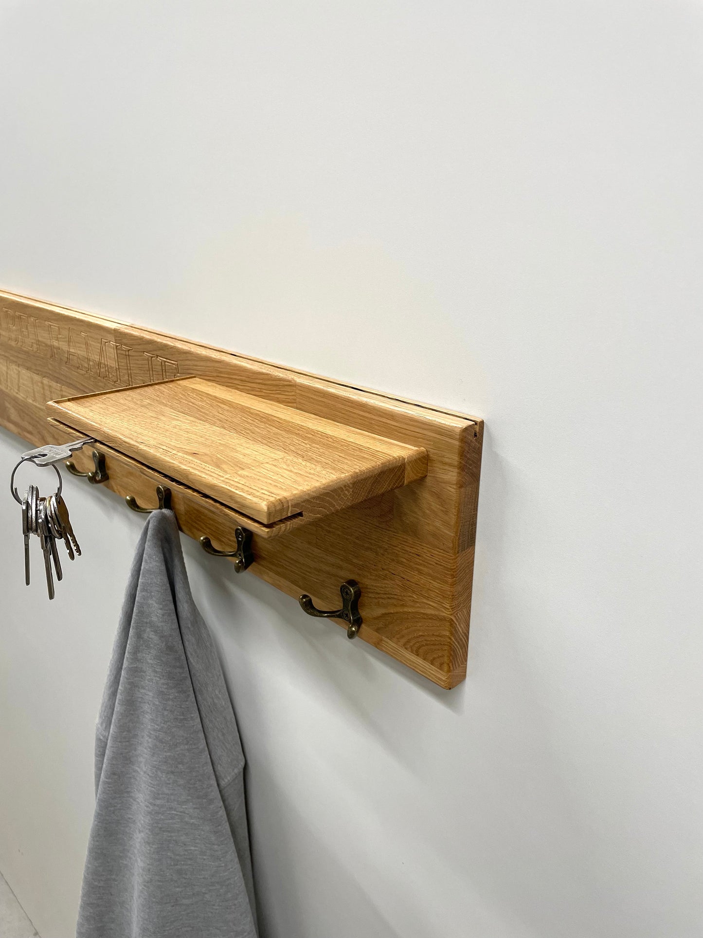 Hochwertige Garderobe mit Wunschgravur / Personalisierte Garderobe / Rustikale Garderobe / Garderobe mit Ablage / Eingangsbereich